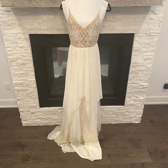 Hayley Paige Wedding Gown - Picture 9 of 16